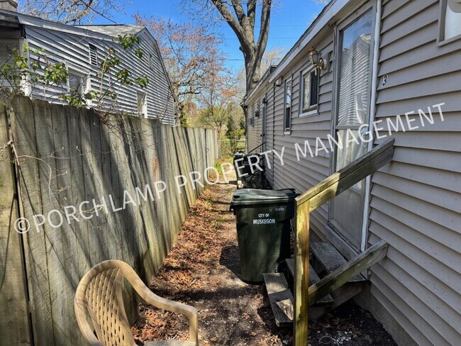 Building Photo - 2051 Sisson St