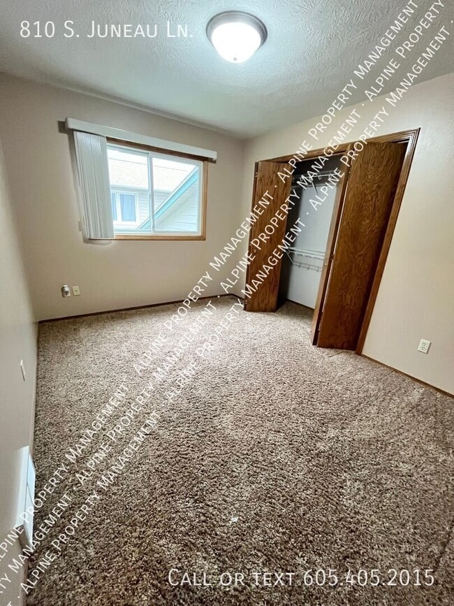 Building Photo - 810 S Juneau Ln