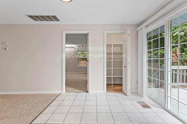 Building Photo - Lake Oswego Two Bedroom Home - New Updated Kitchen Coming Soon!