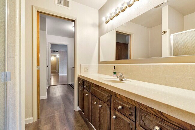 Building Photo - 1564 E Escalon Ave