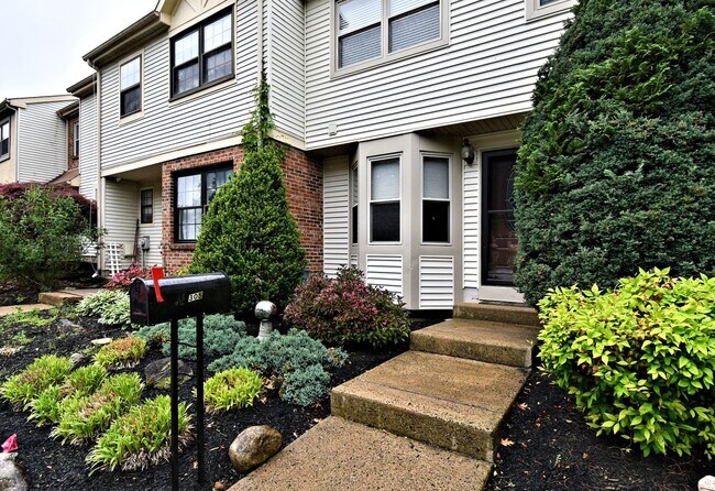 Building Photo - 3BR+BSMT Townhome (Tapestry) with COUNCIL ...
