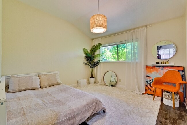 Building Photo - ADU One Bedroom Unit Available with Privat...