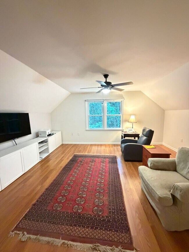 Building Photo - Beautiful East Side Home