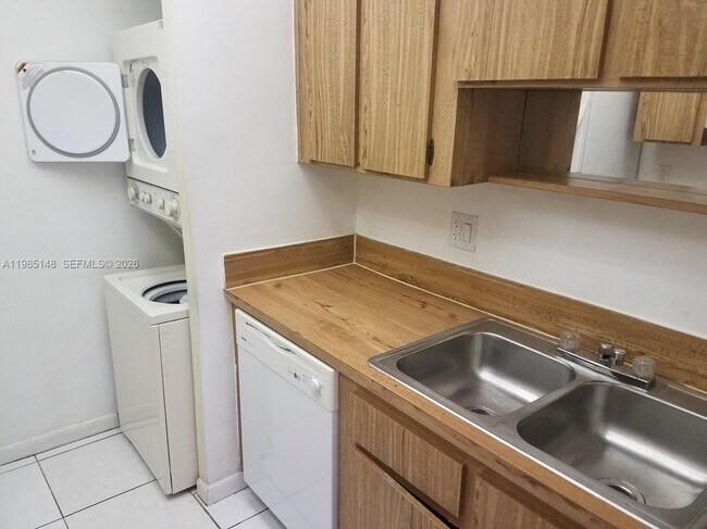 Building Photo - 10040 Twin Lakes Dr