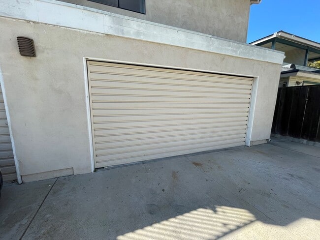 Building Photo - Upgraded 1+1 Midtown Duplex