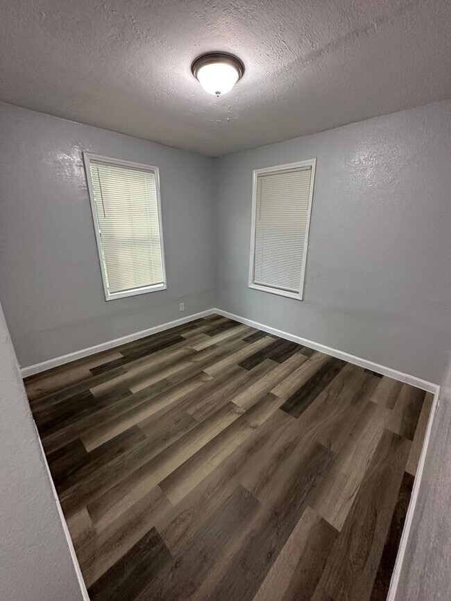 Building Photo - Fully Renovated 3/1.5 Available for Immedi...