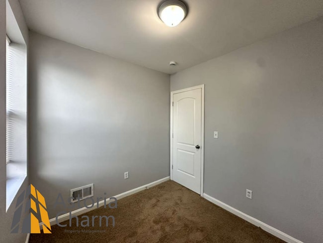 Building Photo - 4 Bedroom Home with Fenced Yard and Eat In Kitchen on Linnard Street