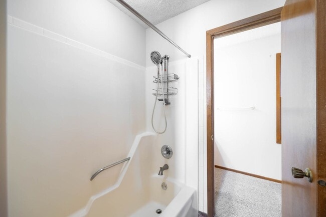 Building Photo - Beautiful 2 Bedroom, 2 Bathroom Townhouse ...