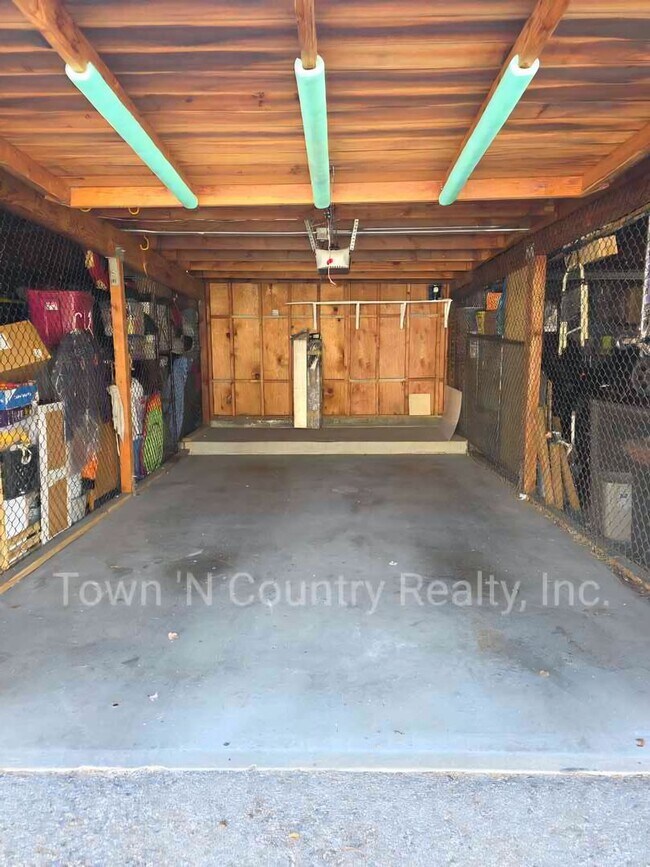 Building Photo - Spacious 2-Bedroom Upper-Level Condo in Sa...