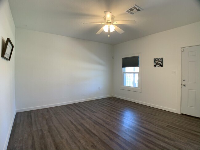 Building Photo - 404 N Findlay Ave