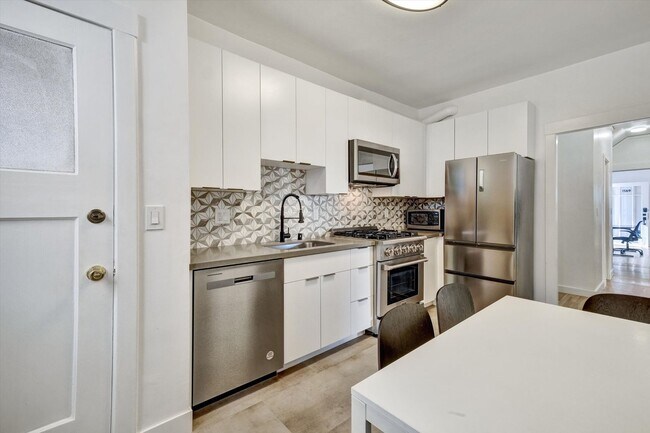 Building Photo - Move in Now! Single Bed (MALE) in Shared Room – Furnished Apt for 4 $1,100/month + $100 Utilities