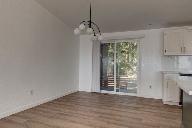 Building Photo - Beautifully Updated 3+ Bedroom Water View ...