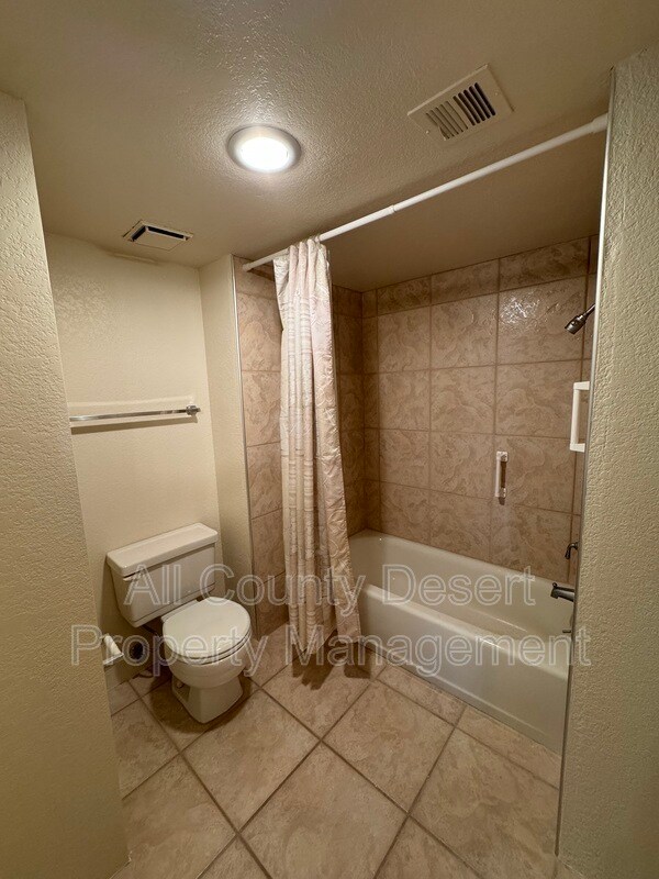 Building Photo - 2701 E Mesquite Ave