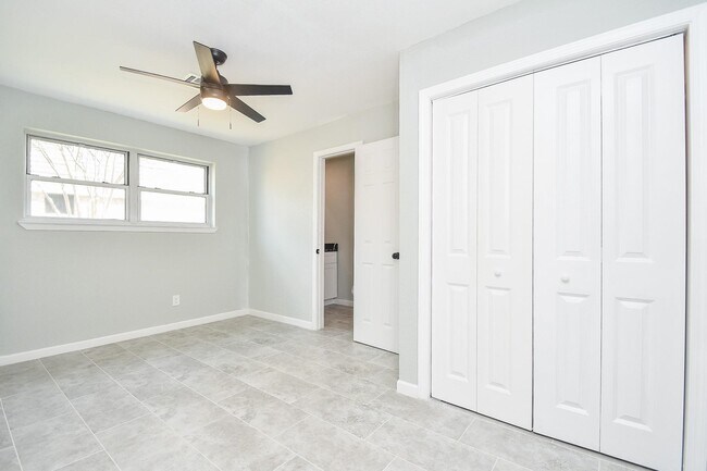 Building Photo - 5850 Duxbury St