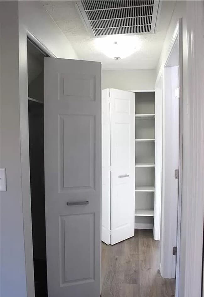 Building Photo - 3 Bedroom home with fenced in backyard and...