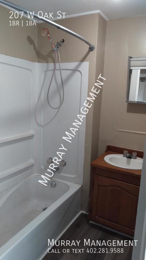 Building Photo - 207 W Oak St