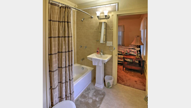 Bathroom adjoins both bedrooms - 1515 N Independence Ave