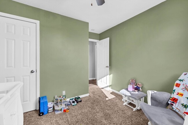 Building Photo - 215 Aster Dr