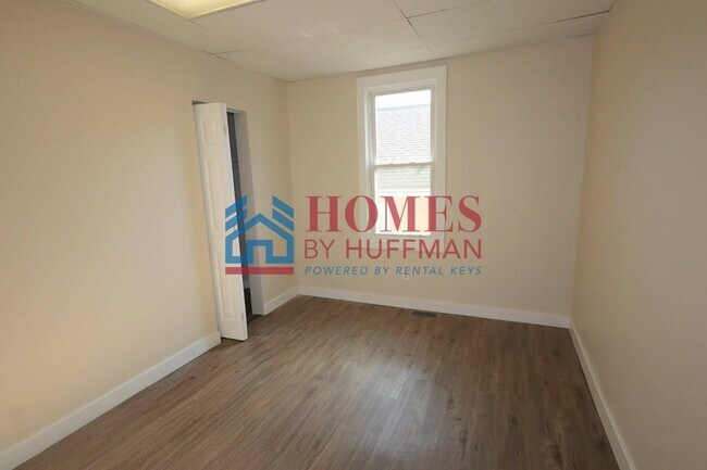 Building Photo - Four Bedroom House | One Bathroom