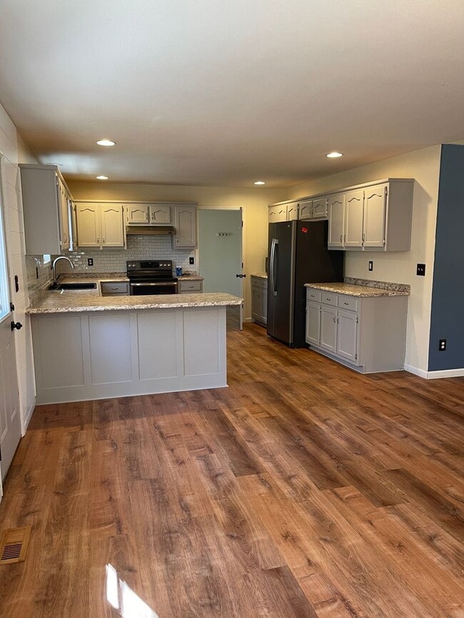 Building Photo - Available November 21st!   6 Month lease