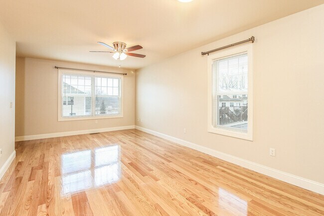 Building Photo - 1104 River View Ln
