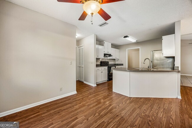 Building Photo - 132 N Woodvalley Dr