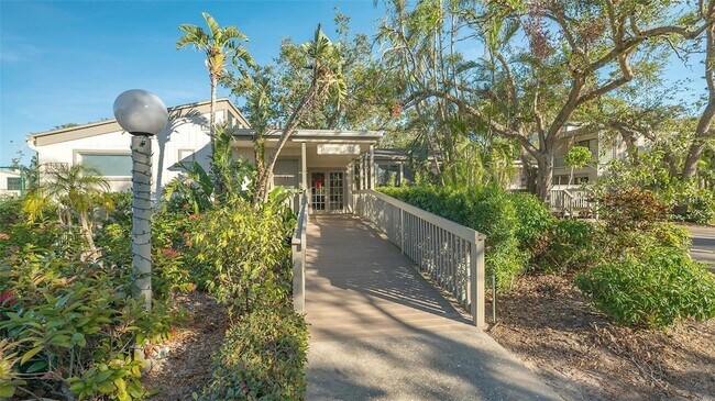 Building Photo - 1611 Clower Creek Dr