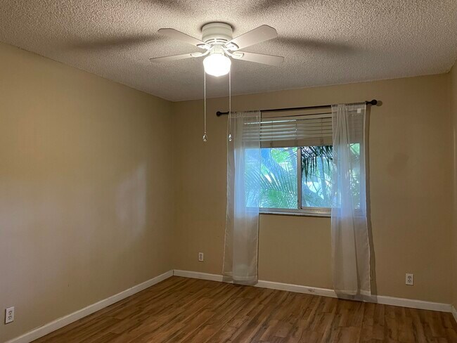 Building Photo - 704 Gardens Dr