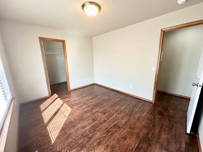 Building Photo - Spacious 3 Bedroom 2 Bathroom Home Now Available