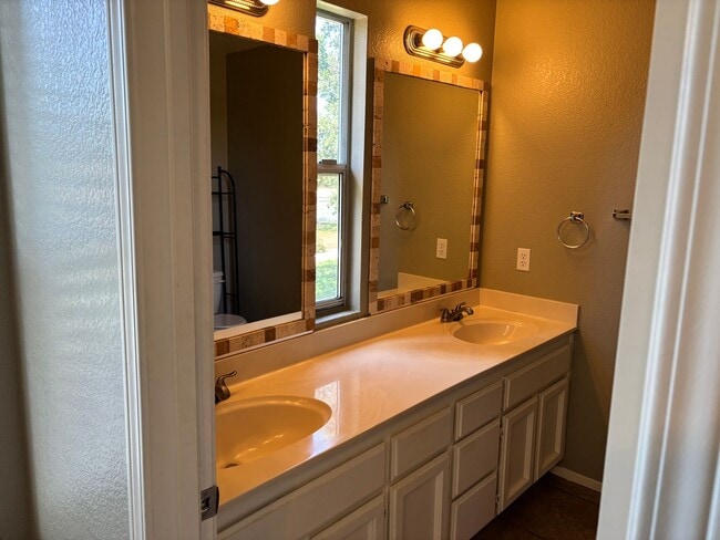 Building Photo - Lovely Home in the Laguna New Dimensions HOA