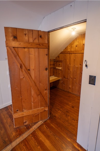 Building Photo - 2208 E 13th St