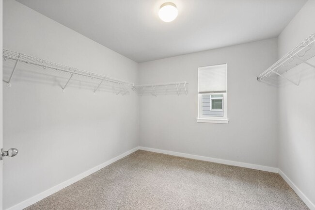 Building Photo - Community beach access! 4 bedrooms 2.5 baths.