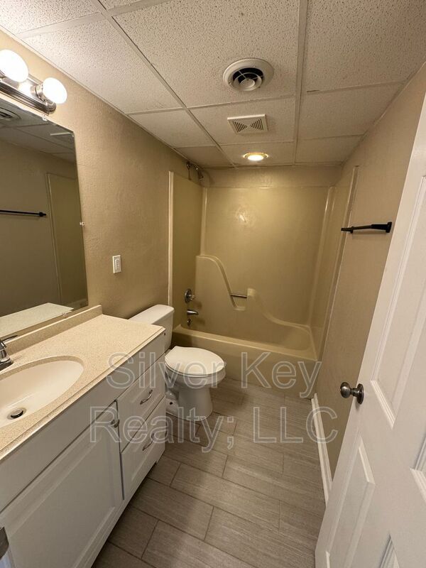 Building Photo - 123 S Victoria Rd