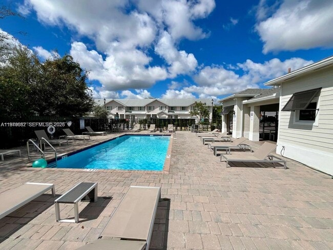 Building Photo - 1720 SE 9th Ave