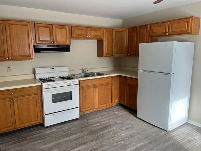 Building Photo - HOUSE....3 Bedroom 1 Bath