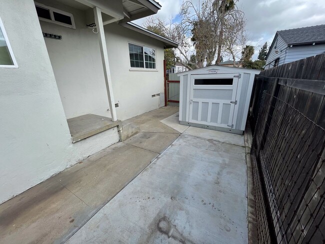 Building Photo - Gorgeous Home with Garage