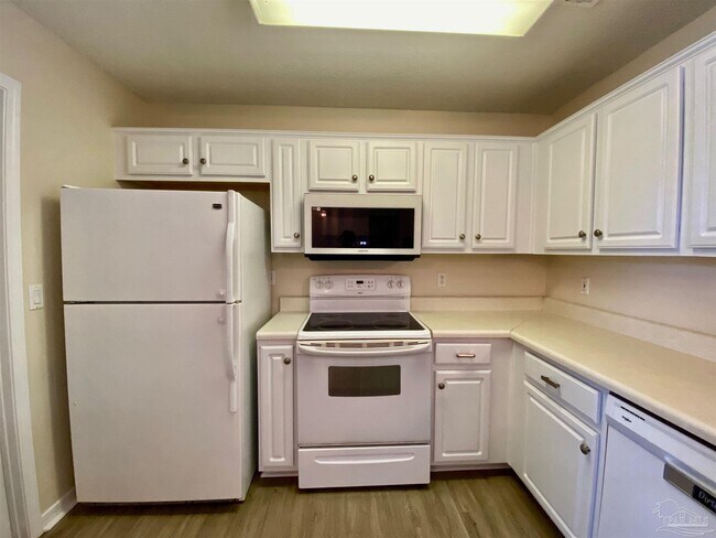 Building Photo - 1550 Oakhill Rd