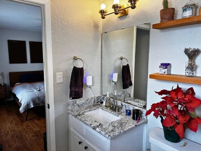 Building Photo - 2119 Selma Dr