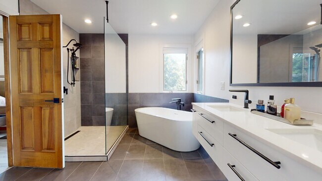 Building Photo - 4907 Pinewood Ct