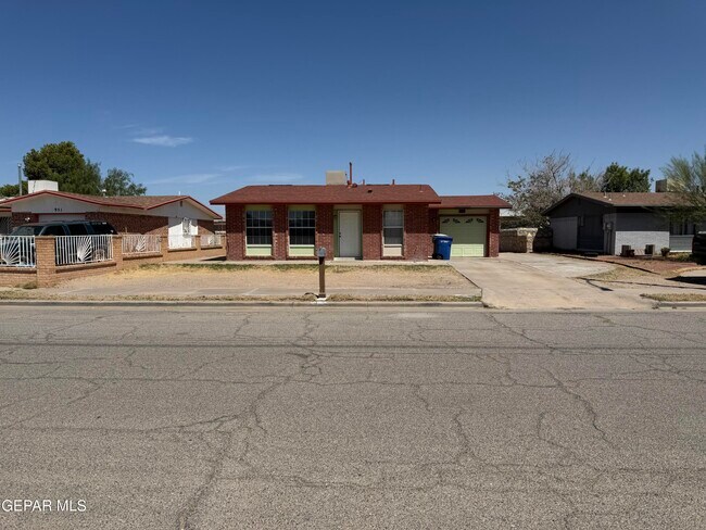 Building Photo - 955 Versailles Dr