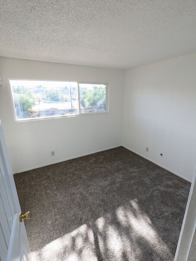 Building Photo - Cozy Two Bedroom, One and a Half Bath Townhouse