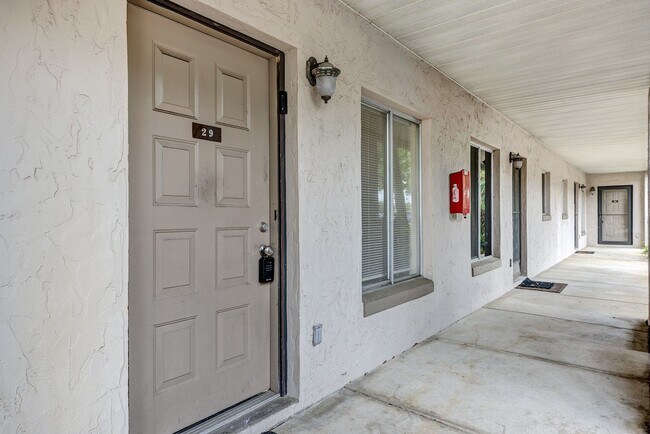 Building Photo - Charming One-Bedroom, One-Bath Retreat in Winter Haven with Modern Amenities