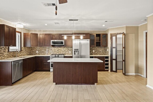 Building Photo - 5319 Saxon Dr