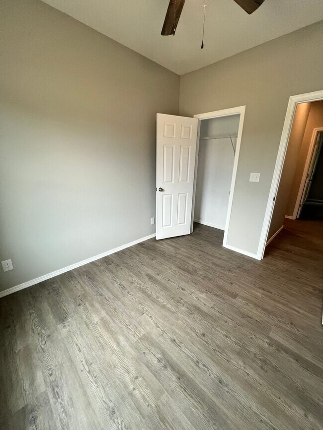 Building Photo - 4 bedroom 2 bath Bolivar MO