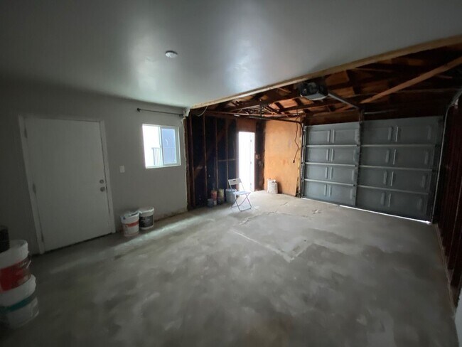 Building Photo - Large 3 bed 2 bath on 62nd!