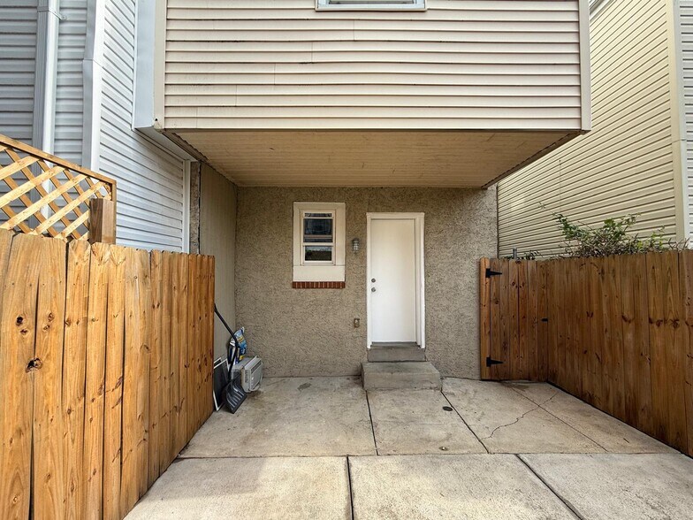 Building Photo - 2668 Braddock St