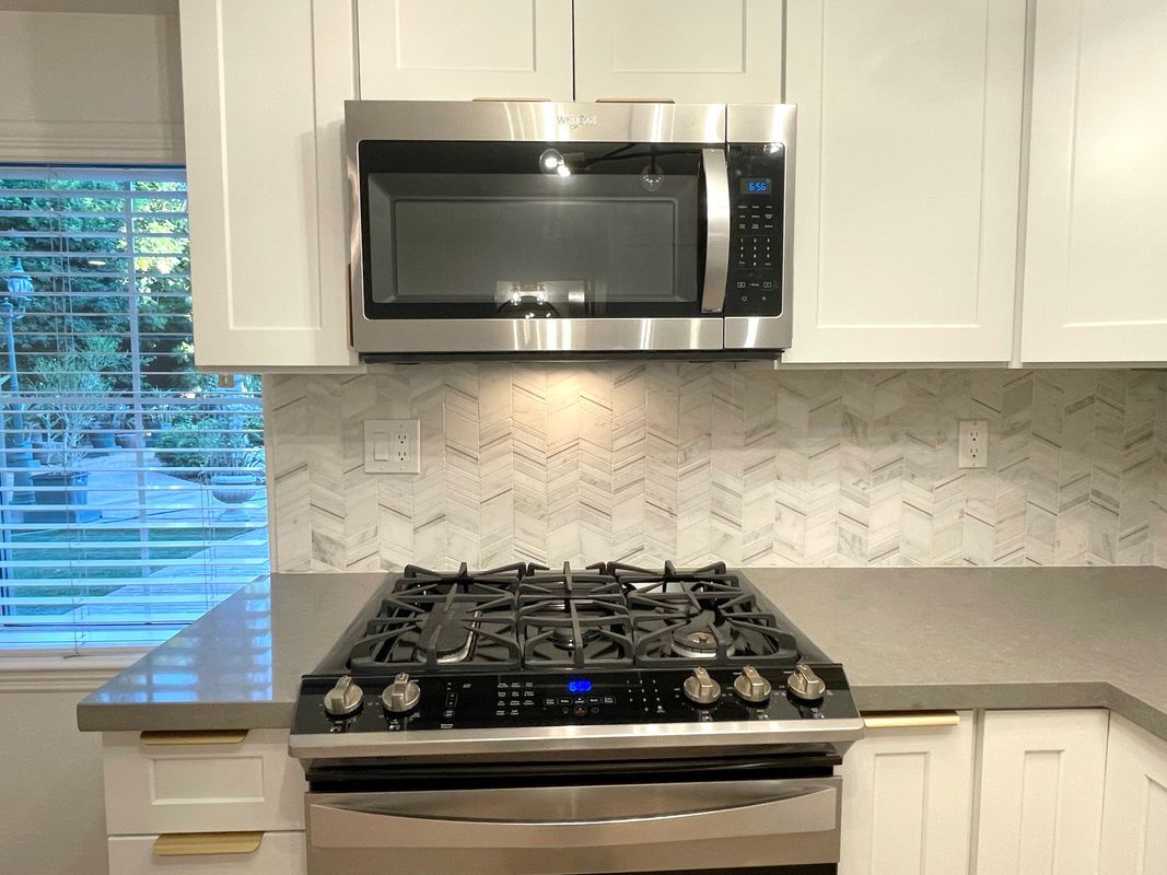 Building Photo - 3141 Hillview Dr N