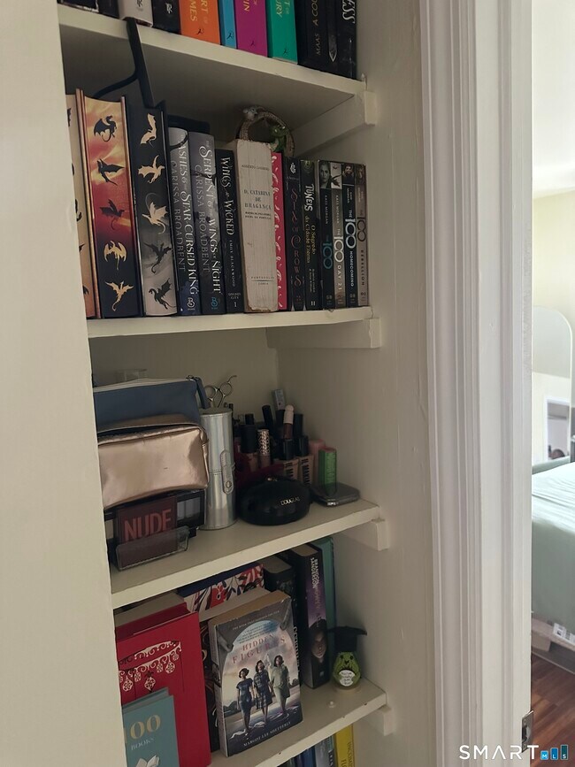 Building Photo - 4 Van Zant St