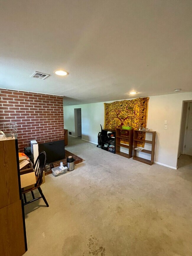 Building Photo - 6 Bed/3 Bath Home in Table Mesa