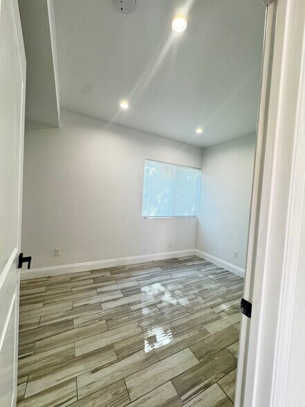 Building Photo - 9490 Obeck Ave